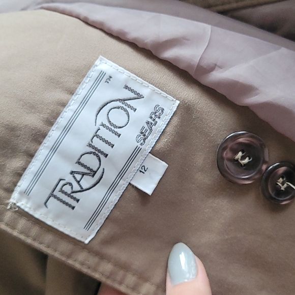 Lovely trench coat. - Picture 5 of 8